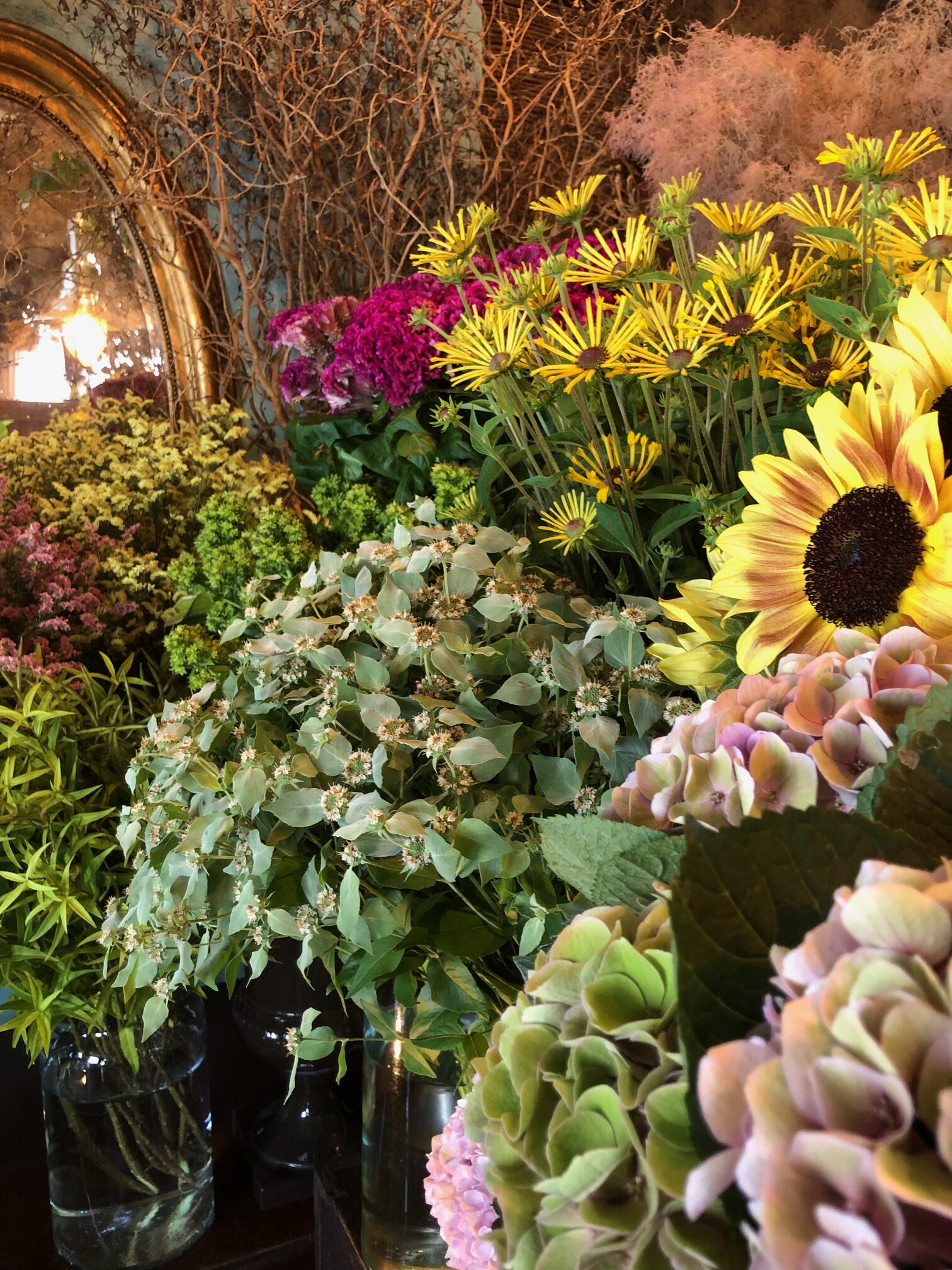 ドライフラワーとフレッシュフラワーのアレンジメント