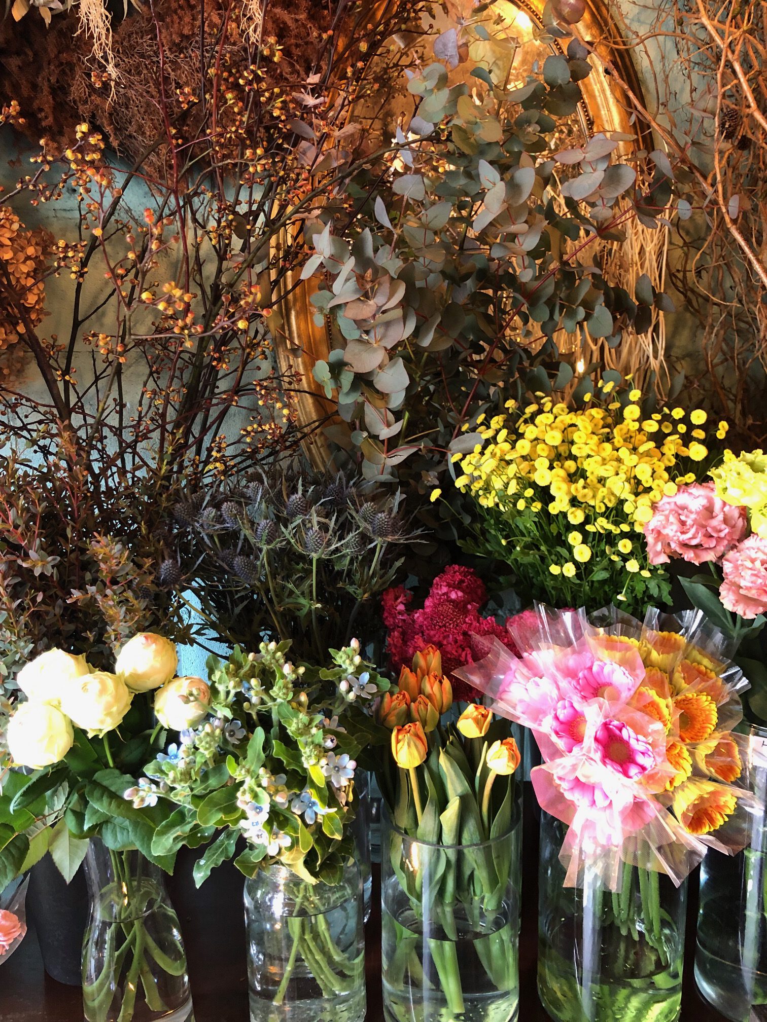 ドライフラワーとフレッシュフラワーのアレンジメント